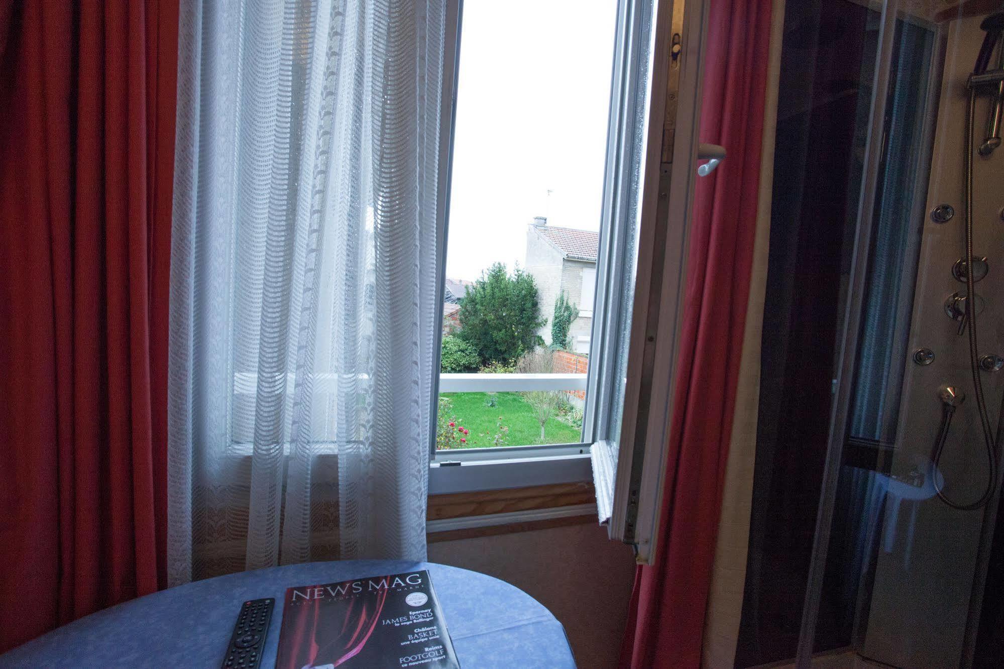 Hotel De La Cite ชาลงส์-อ็อง-ชองปาญ ภายนอก รูปภาพ