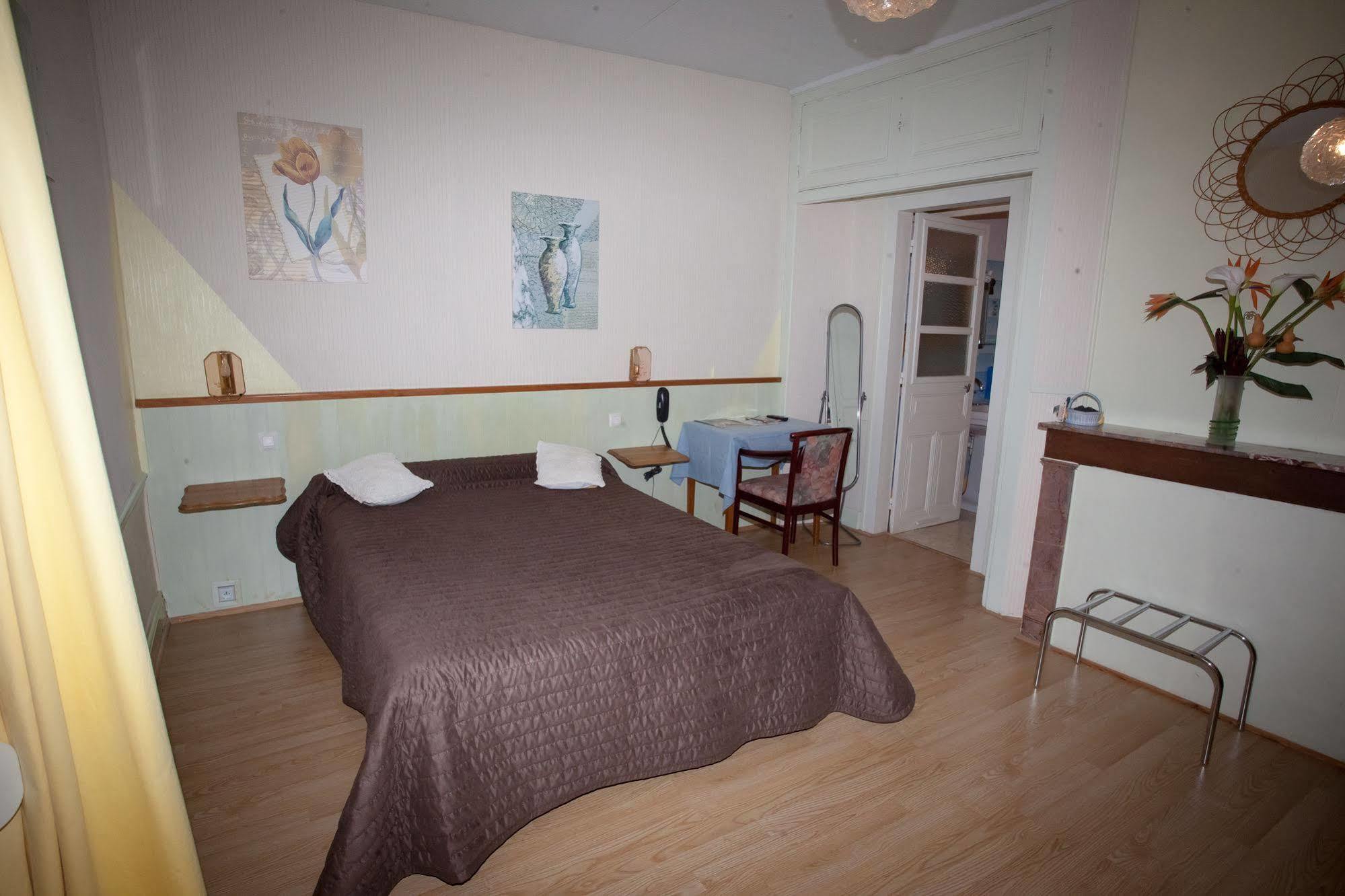 Hotel De La Cite ชาลงส์-อ็อง-ชองปาญ ภายนอก รูปภาพ